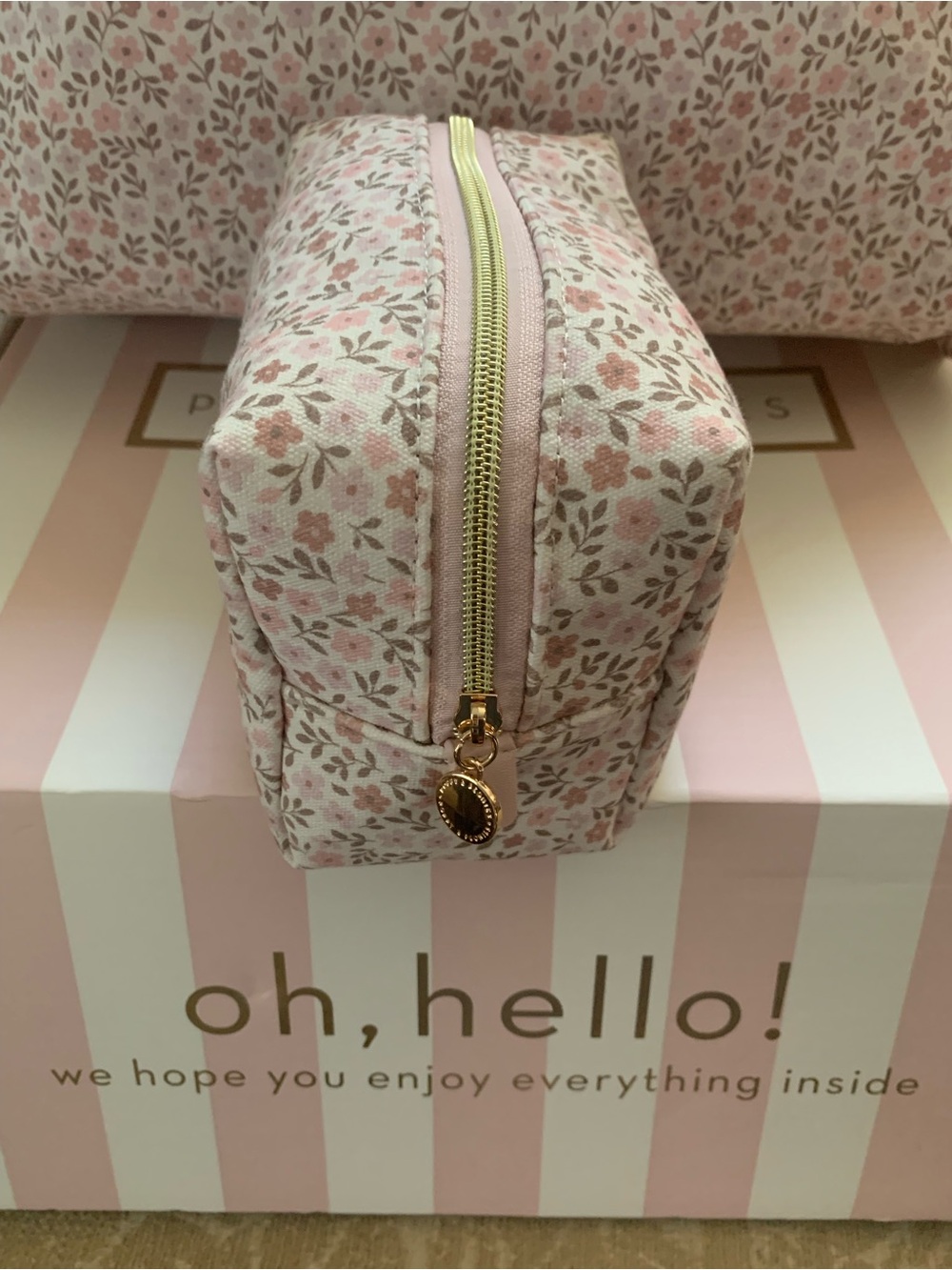 New Exclusive Mother’s Day 2026 Poppy & Peonies floral cosmetic bag. - Picture 4 of 7